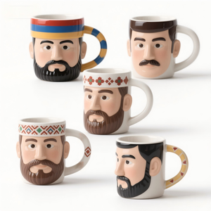 Vaso in Ceramica Souvenir della Bulgaria. Scultura 3D Personalizzata Dipinta a Mano, un Vaso che Unisce l'Arte Floreale al Patrimonio Folcloristico Balcanico - Product Image 4