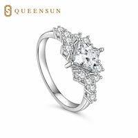 18K Weißgold Platinbeschichteter Verlobungsring mit Princess-Cut Labor-Diamant und Graduiertem Cluster-Diamantbesatz an den Ringflügeln, IGI-zertifiziert