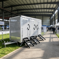 Remorque de toilettes portables blanche à trois postes avec entrées séparées pour hommes et femmes, idéale pour les grands festivals en plein air