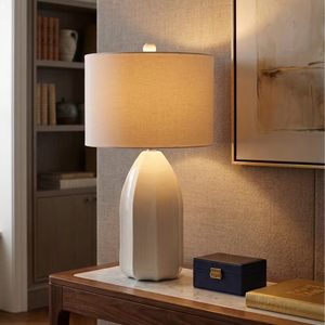 Lampe de table minimaliste blanche côtelée à brancher pour chambre à coucher, lampe de table d'hôtel, lampe de table décorative avec base en céramique - Product Image 1