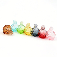 Diffuseur de parfum carré en verre avec bouchon à vis et bâtonnets diffuseurs, capacité 8 ml, sérigraphié pour parfum de voiture