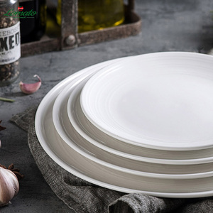 Plato Redondo de Cerámica Minimalista Europeo con Textura de Líneas, Plato de Porcelana Blanca para Cena, Logotipo Personalizado, Restaurante, Hotel, Catering - Product Image 4