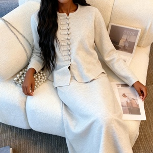 Conjunto de 2 Piezas de Moda Otoño/Invierno para Mujer, Suéter con Botones Estilo Chino y Falda de Color Sólido - Product Image 1