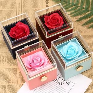 Portagioie Romantico Girevole in Acrilico con Rosa di Sapone per Proposta di Matrimonio all'Ingrosso per la Festa della Mamma e San Valentino - Product Image 1