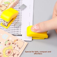 Niedlicher Capybara Mini-Heftapparat Kompakt und Tragbar für Studenten Büro-Dokumentenbindung Auch Ideal Als Schülerpreis