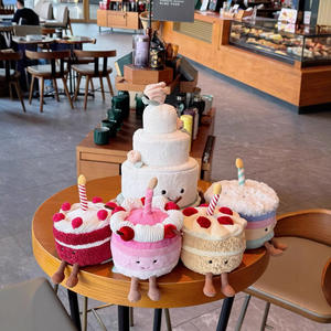 Peluche Gâteau Rouge en Velours avec Broderie, Rembourrage Ultra Doux en Coton PP, Jouet Anti-Stress pour Fêtes - Unisexe 14 Ans et Plus - Product Image 1