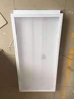 Plafonnier LED encastré moderne T8 2x4 avec diffuseur prismatique, grille, étanche IP20, garantie 5 ans, pour bureau, corps en fer