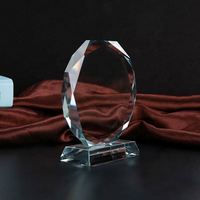 Trophée de cristal vierge bon marché de Guangzhou en gros récompense des trophées de verre de cristal de gravure laser 3d personnalisés pour cadeau d'affaires