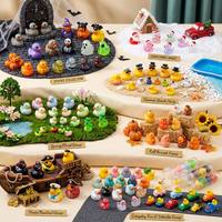 Jouets en gros assortis avec des canards lumineux à couronne, pots et jardinières en résine, miniatures, animaux porte-bonheur, décorations de Noël