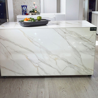 Dalle blanche Calacatta à grosses veines au design moderne, pierre artificielle à faible teneur en silicone, surface de polissage de comptoir de cuisine en quartz artificiel