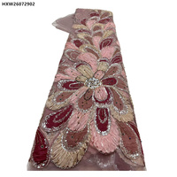 Tissu en dentelle française brodé de sequins et de perles à motif plumes de paon romantiques, tissu en tulle de luxe floral lourdement perlé