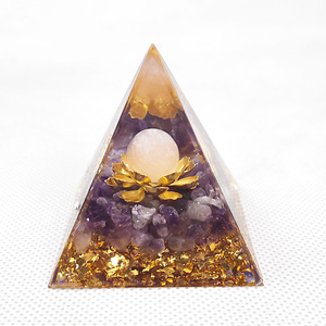 Pyramide en résine époxy cristalline, décoration artisanale miniature pour la maison, avec améthyste et feuille d'or, motif lotus - Product Image 2