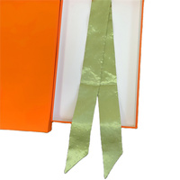 Scrunchie en satin de soie blanc avec long foulard pour accessoire de cheveux féminin