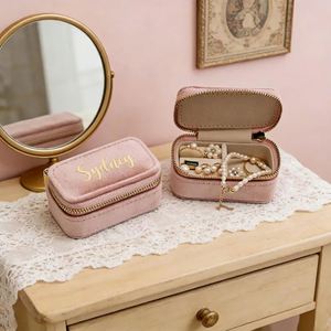 Caja Organizadora de Joyas para Damas de Honor, Estuche de Almacenamiento de Anillos y Collares de Viaje, Personalizado con Nombre en Dorado, Regalo para Ella - Product Image 5
