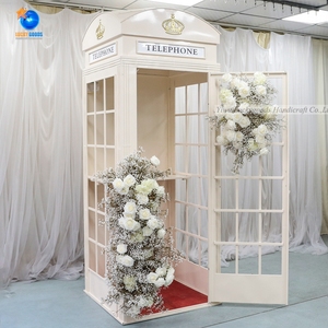 Toile de fond de mariage décoration de scène cabine <span class=keywords><strong>téléphonique</strong></span> icory LFB1646-8 cabine <span class=keywords><strong>téléphonique</strong></span> blanche extérieure avec guirlande de fleurs babybreath - Product Image 1