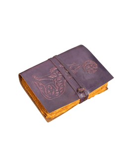 Carnet en cuir gaufré motif loup, fait main, vintage, avec pages vierges pour écrire, dessiner, croquis, journal intime, voyages et notes - Product Image 4