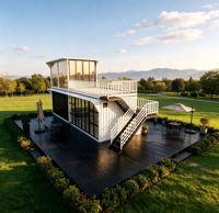 Villa conteneur blanche à deux étages en kit ondulé avec balcon, escalier extérieur blanc, structure modulaire démontable en kit