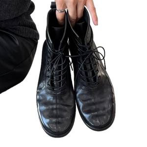 Bottes de motard en cuir véritable pour femme, style britannique rétro, coupe ajustée, chic et audacieux, à lacets, bout rond, version en cuir de vachette - Product Image 1