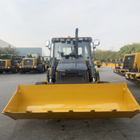 Chargeuse-pelleteuse à double fonction : grande pelle sur roues pour travaux d'ingénierie et agricoles, avec pelle avant et pelle arrière