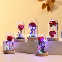 Rose en soie rouge enchantée dans un dôme en verre avec lumières LED pour mariage, saint-valentin, remise des diplômes ou Halloween