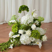 Fournitures de décoration de mariage : Composition florale au sol pour allée, entrée, avec hortensias blancs et verts et orchidées