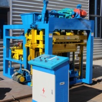 Machine de moulage automatique de blocs de construction QT4-25 pour des opérations fiables en usine de briques, adaptée à l'Afrique du Sud