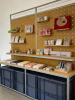 Meuble buffet design professionnel pour vitrine, présentoir de mode pour boutique de créateurs, étagère de présentation