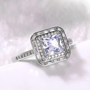 Anello Nuziale a Quattro Punte per Donne, Elegante Gioiello da Dito con Zirconi - Product Image 2
