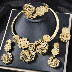 Ensemble de bijoux en or 14 carats de qualité promotionnelle, Dubai, collier et boucles d'oreilles - Product Image 2