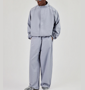 Ensemble de survêtement léger 2 pièces coupe oversize en nylon et rayonne avec col cheminée et bordure contrastante personnalisée, comprenant une veste coupe-vent et un short de jogging - Product Image 4