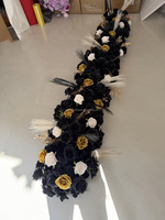 Chemin de table de mariage en tissu de soie avec rangée de roses artificielles noires, dorées et blanches et herbe de la pampa