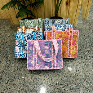 Sacs fourre-tout mini matelassés en coton (10-100 pièces), sacs à main imprimés floraux pour femme, sacs fourre-tout de mariée, sacs fourre-tout cadeaux pour fêtes de filles - Product Image 1