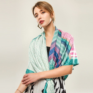 Écharpe carrée en twill satiné avec motif nœud – Châle doux effet soie, foulard personnalisé pour femme - Product Image 1