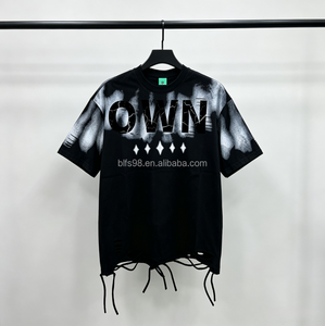 เสื้อยืดโอเวอร์ไซส์สีดำ ผ้าฝ้าย แขนสั้น คอกลม พิมพ์ลายตัวอักษร ชายเสื้อแบบรุ่ย สไตล์สตรีท แฟชั่นลำลองสำหรับผู้ชาย - Product Image 1