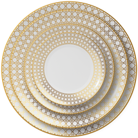 Assiettes de présentation en céramique blanches de luxe avec bordure géométrique dorée pour la décoration de table de mariage et de banquet