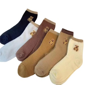 Usine En Gros Broderie Motif Chaussettes Couleur Pure Mignon Petit Ours Style Femmes Moyen Tube Chaussettes Lâches - Product Image 1