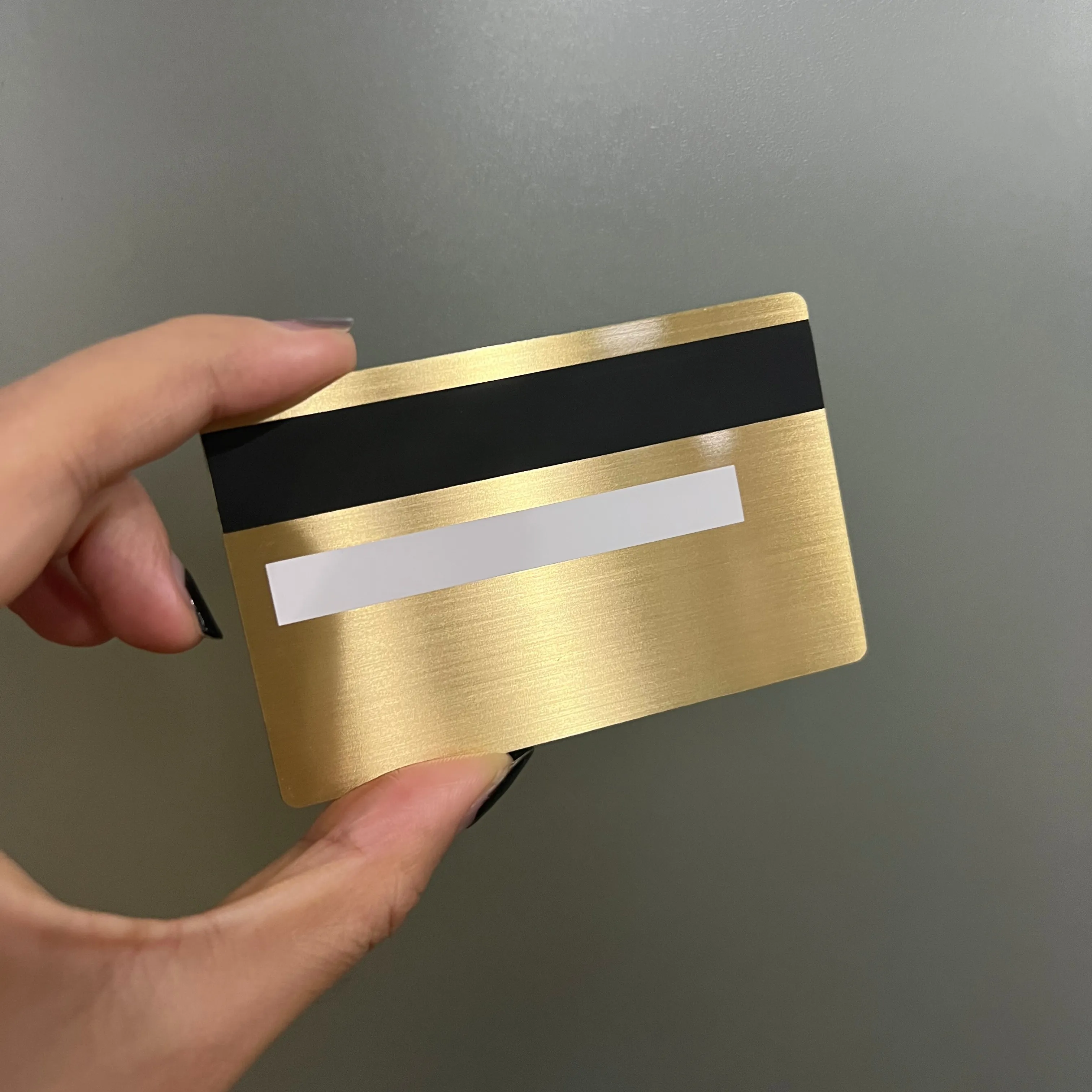 विभिन्न रंग रिक्त धातु EMV वीजा क्रेडिट कार्ड पीतल बैंक कार्ड स्टेनलेस स्टील EMV डेबिट कार्ड चिप स्लॉट के साथ और चुंबकीय पट्टी