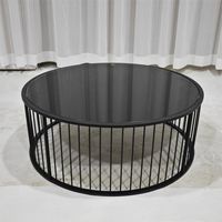 Ensemble de tables basses rondes en verre noir avec structure en fil métallique noir