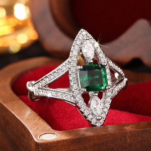 Anillo Texturizado con Cristal Verde Marquesa para Mujer, Elegante, Diseño 3D, Accesorio para Uso Diario y Fiestas - Product Image 3