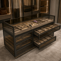 Meuble îlot de luxe sur mesure pour dressing, avec présentoir à bijoux, tiroirs en verre fumé et plateaux de rangement en suède