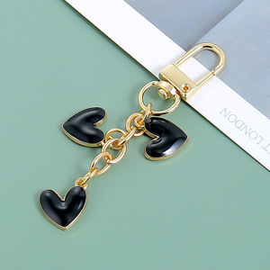 Lote de llaveros de metal vintage con forma de corazón, personalizados con logo, impresión tipográfica, para mujer, como amuleto para bolso, recuerdo de fiesta o regalo para damas de honor. - Product Image 6