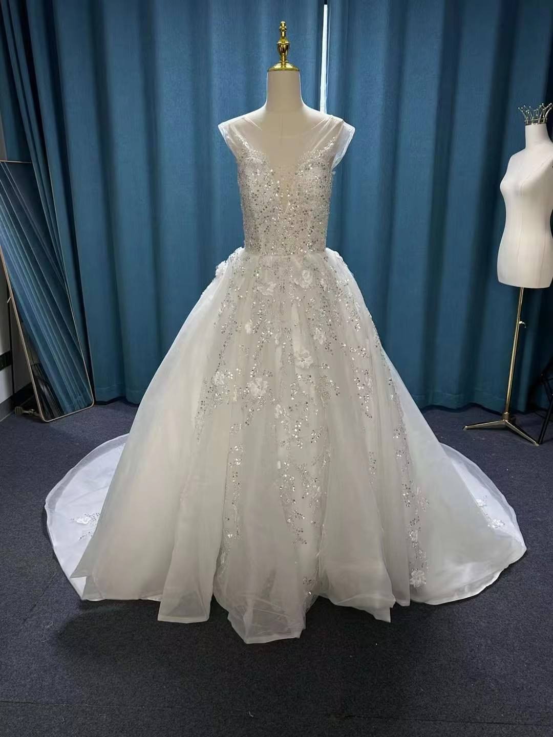 แขนสั้นสีขาว