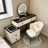 Ensemble de coiffeuse moderne avec plateau en marbre blanc, miroir LED éclairé, armoire latérale mobile avec chargeur sans fil et tabouret rembourré en forme de pétale