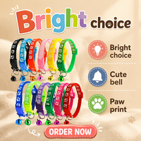 Collier Réglable Écologique et Durable en Nylon et Polyester pour Animaux de Compagnie avec Boucle Réfléchissante et Clochette, Motif Patte de Chien et Chat Multicolore