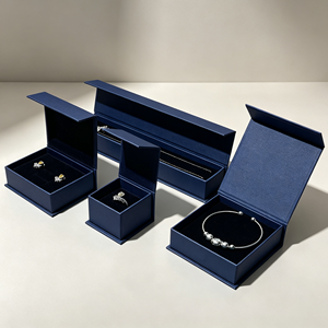 Boîte à bijoux magnétique carrée à couvercle rabattable pour bagues, boucles d'oreilles, bracelets et colliers, personnalisable avec logo, vente en gros - Product Image 1