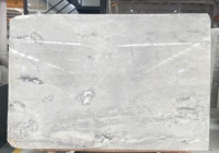 Nouveau marbre blanc de Fundy |   Pierre décorative haut de gamme gris clair à texture nuageuse fluide, écologique et imperméable pour cuisine extérieure