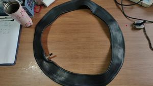 Pneu de moto en caoutchouc fabriqué en Chine, pneu de moto 110/90-<span class=keywords><strong>16</strong></span> avec <span class=keywords><strong>chambre</strong></span> à <span class=keywords><strong>air</strong></span>, prix de gros 110 90 <span class=keywords><strong>16</strong></span> - Product Image 3