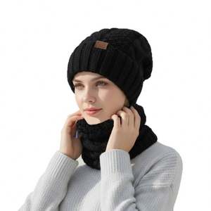 Ensemble de 3 pièces en acrylique pour femmes et hommes, bonnet d'hiver en tricot avec écharpe et gants, avec étiquette en cuir - Product Image 3