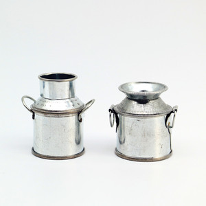 Venta al por mayor de accesorios para casa de muñecas: Miniatura retro de aleación simulada, pequeña olla de hierro para leche y cubo de leche - Product Image 4