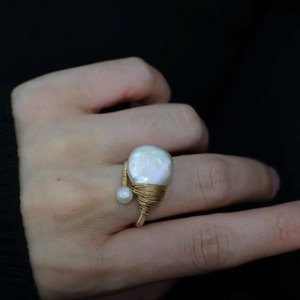 Anillo Hecho a Mano con Alambre de Oro de 14K, Diseño de Dos Perlas Naturales Barrocas de Agua Dulce, Anillo Elegante para Mujer - Product Image 3